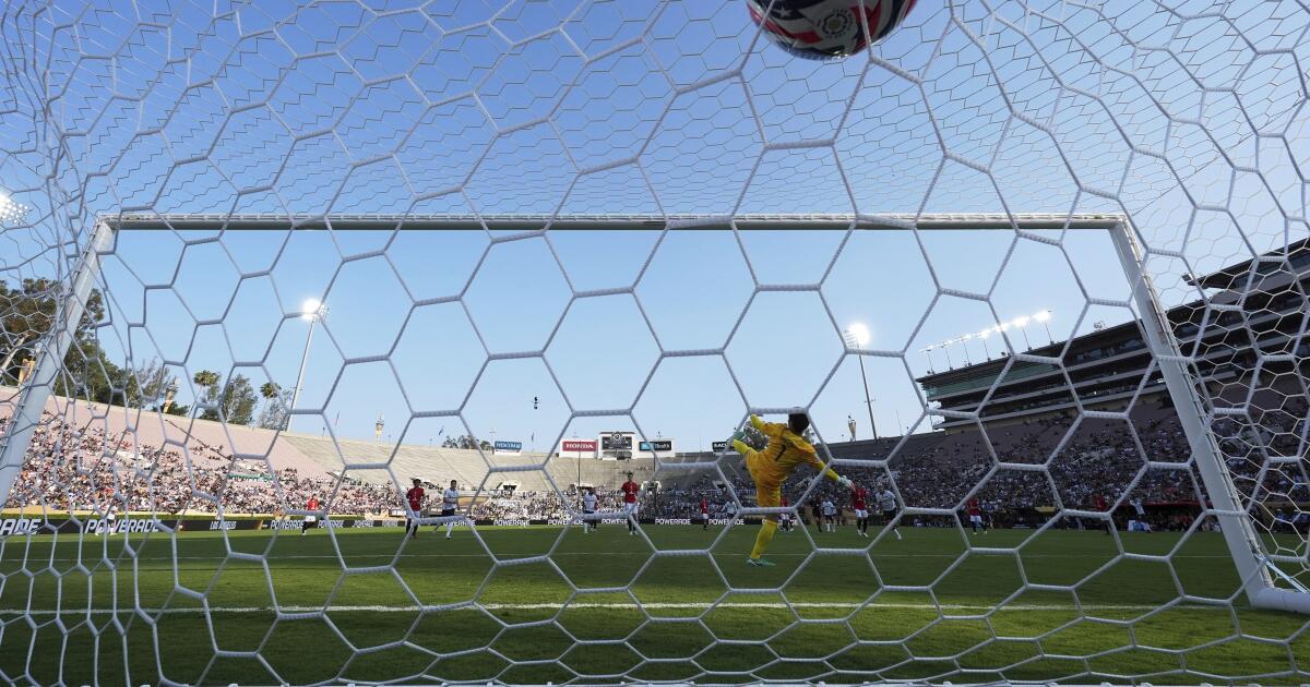 Monterrey beats Urawa at the Rose Bowl and gets some help to advance in Club World Cup