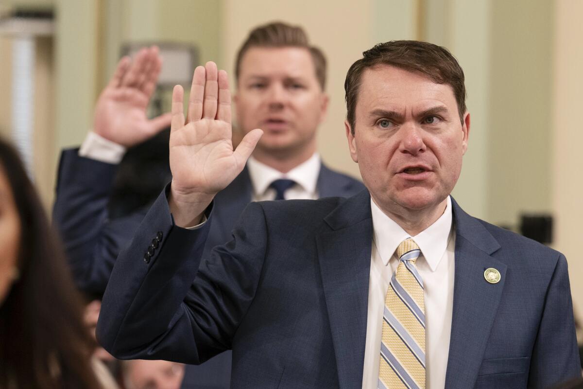 San Diego Assemblymember Carl DeMaio raising his hand and being sworn into office.