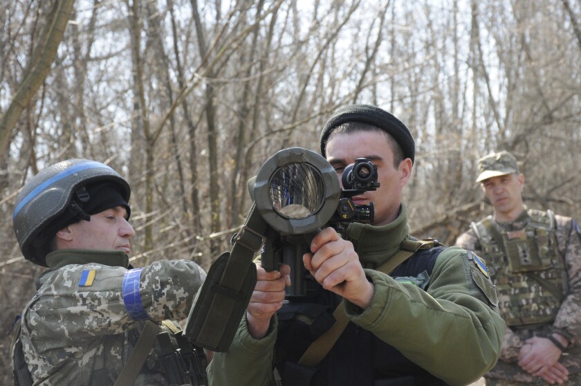 Soldados ucranianos estudian un cañón multipropósito portátil Carl Gustaf M4, de fabricación sueca, durante una sesión de entrenamiento en las afueras de Járkiv, Ucrania, el 7 de abril de 2022. (AP Foto/Andrew Marienko)