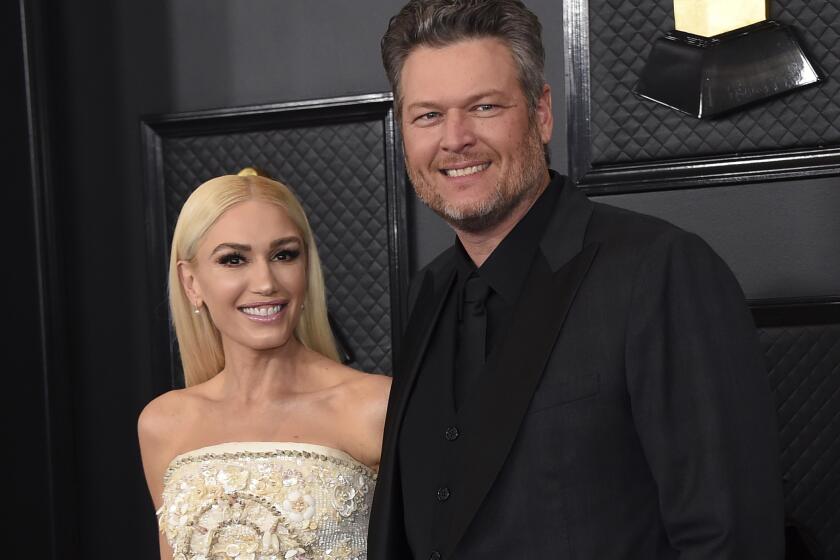 Gwen Stefani, a la izquierda, y Blake Shelton llegan a la 62da entrega anual de los premios Grammy el 26 de enero de 2020 en Los Angeles. La pareja anunció su compromiso el martes 27 de octubre en redes sociales. Un representante de Shelton confirmó la noticia. (Foto por Jordan Strauss/Invision/AP, Archivo)