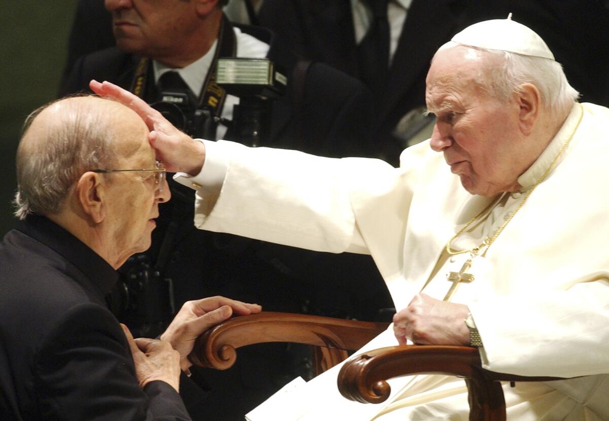 El papa Juan Pablo II da su bendición al padre Marcial Maciel, 