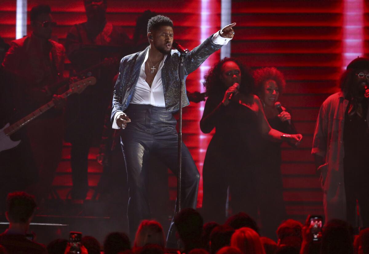 Usher tritt bei der 62. jährlichen Grammy-Verleihung am 26. Januar 2020 auf.