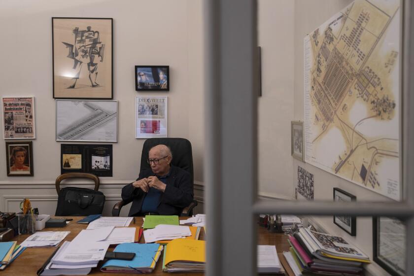 Serge Klarsfeld en su oficina, el martes 2 de julio de 2024 en París. (AP Foto/Louise Delmotte)