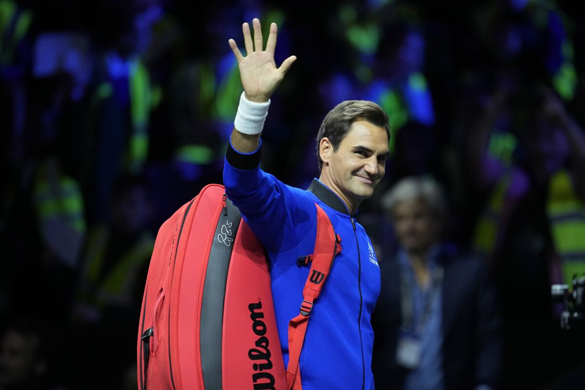 El suizo Roger Federer saluda a los aficionados durante una sesión de entrenamiento 