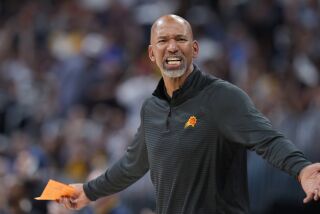 ARCHIVO - Monty Williams, entrenador de los Suns de Phoenix, discute una decisión arbitral durante el quinto partido de las semifinales de la Conferencia del Oeste ante los Nuggets de Denver, el martes 9 de mayo de 2023 (AP foto/David Zalubowski)