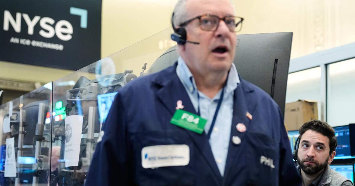 Wall Street frôle son plus haut historique alors que les prix du pétrole baissent