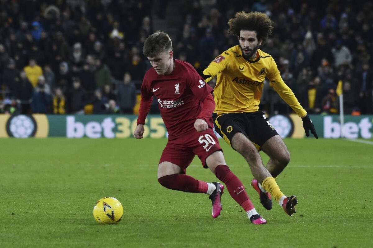 Ben Doak, de Liverpool, y Rayan Ait-Nouri, del Wolverhampton, 