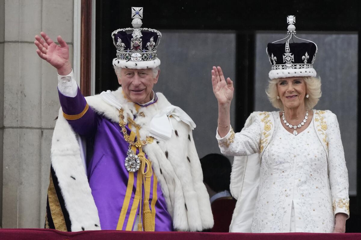 El rey Carlos III y la reina Camila de Gran Bretaña saludan a la multitud desde el balcón del Palacio de Buckingham