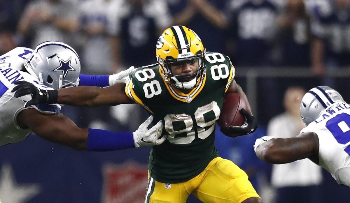 El jugador de los Packers de Green Bay, Ty Montgomery, corre con el balón superando la defensa de los Cowboys de Dallas, en uno de los partidos más emocionantes de la última jornada de los playoff de la NFL, que acabó con victoria de los Packers.