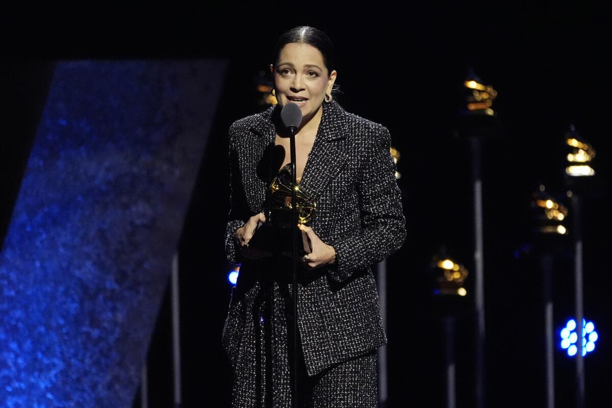 Natalia Lafourcade acepta el premio a Album de Rock o Alternativo por "De Todas las Flores"