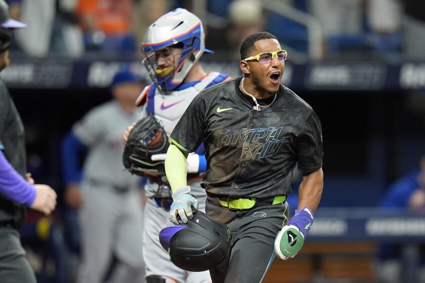 Richie Palacios, de los Rays de Tampa Bay, festeja tras anotar en una base por bolas durante el juego ante los Mets de Nueva York, el sábado 4 de mayo de 2024 (AP Foto/Chris O'Meara)