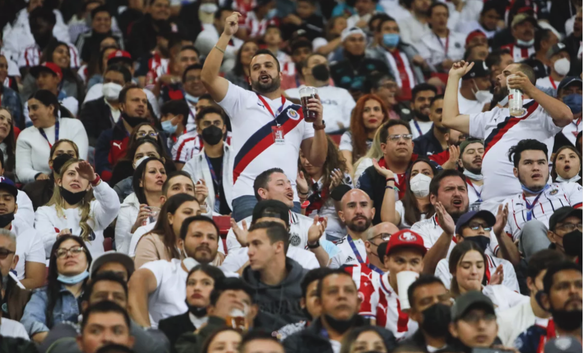 Archivo.- Seguidores alientan a las Chivas