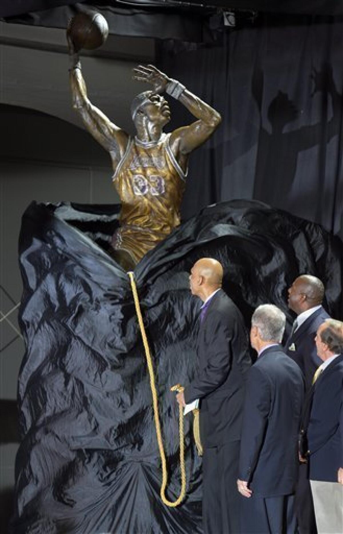 Lakers unveil statue of Elgin Baylor outside Staples Center