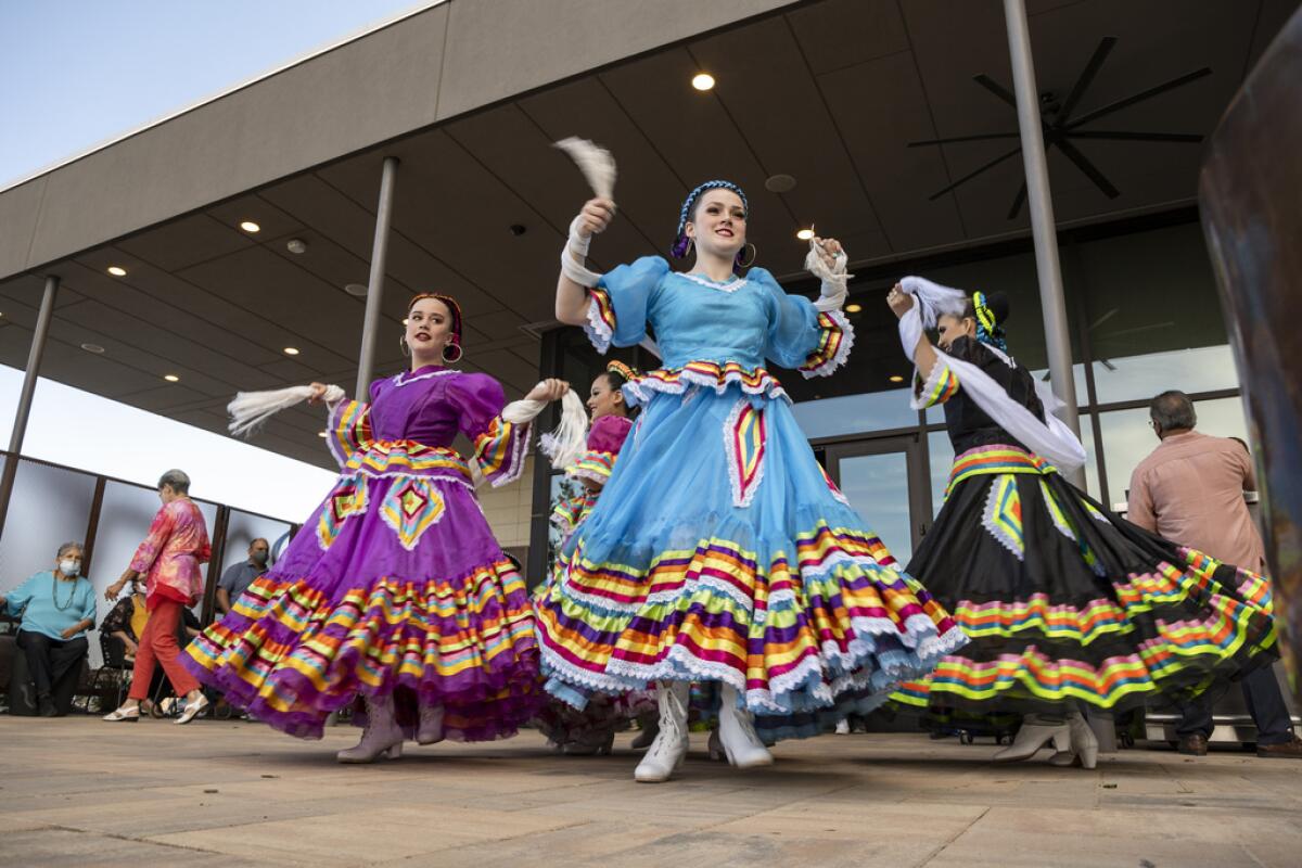 ARCHIVO - Jóvenes bailarines folclóricos del grupo Viva México