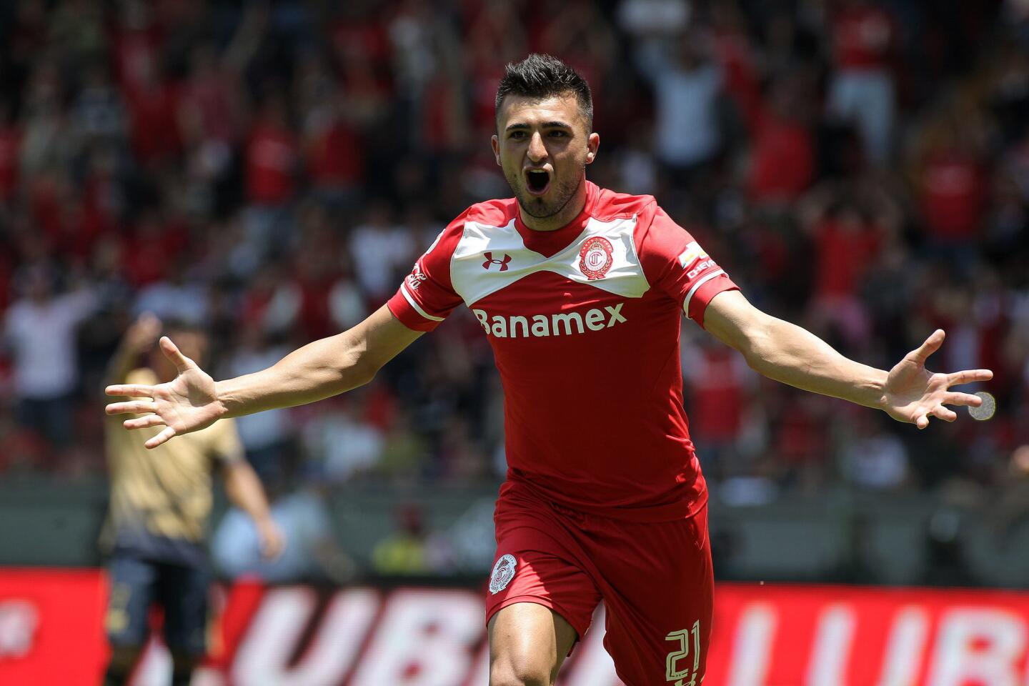 MEX20.TOLUCA (MÉXICO) 02/08/2015.-El jugador Enrique Luis Treviño de Toluca festeja una anotación ante Pumas hoy, domingo 2 de agosto de 2015, durante un juego correspondiente a la jornada 2 del torneo mexicano de fútbol, celebrado en el estadio Nemesio Diez en la Ciudad de Toluca (México). EFE/Alex Cruz ** Usable by HOY and FL-ELSENT Only **