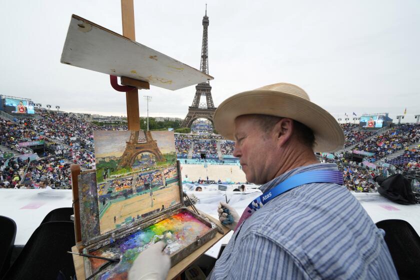 Peter Spens, de Londres, Inglaterra, pinta en el Estadio de la Torre Eiffel durante un partido de voleibol de playa en los Juegos Olímpicos de Verano de 2024, el sábado 27 de julio de 2024, en París, Francia. (Foto AP/Robert F. Bukaty)