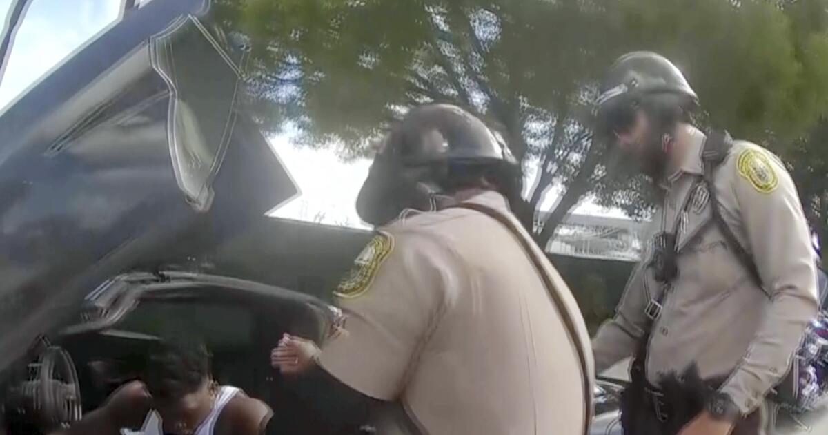 Video shows police pulling Tyreek Hill out of McLaren, pushing NFL star to ground face first Video shows police pulling Tyreek Hill out of McLaren, pushing NFL star to ground face first