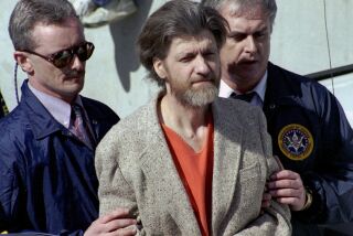 Theodore "Ted" Kaczynski es escoltado a su auto afuera de una corte federal en Helena, Montana, el 4 de abril de 1996. (AP Foto/John Youngbear, Archivo)