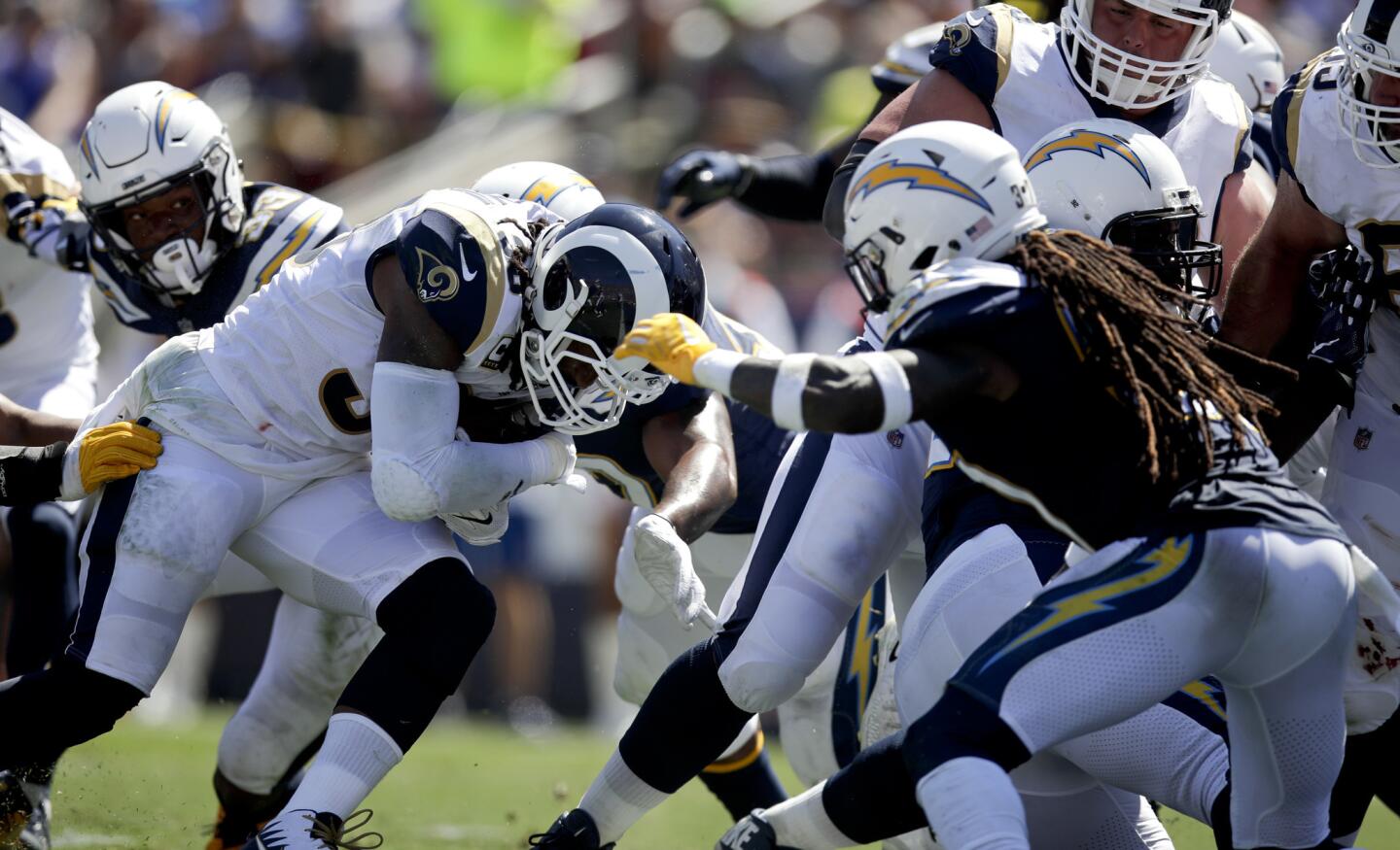 APphoto_Chargers Rams Football