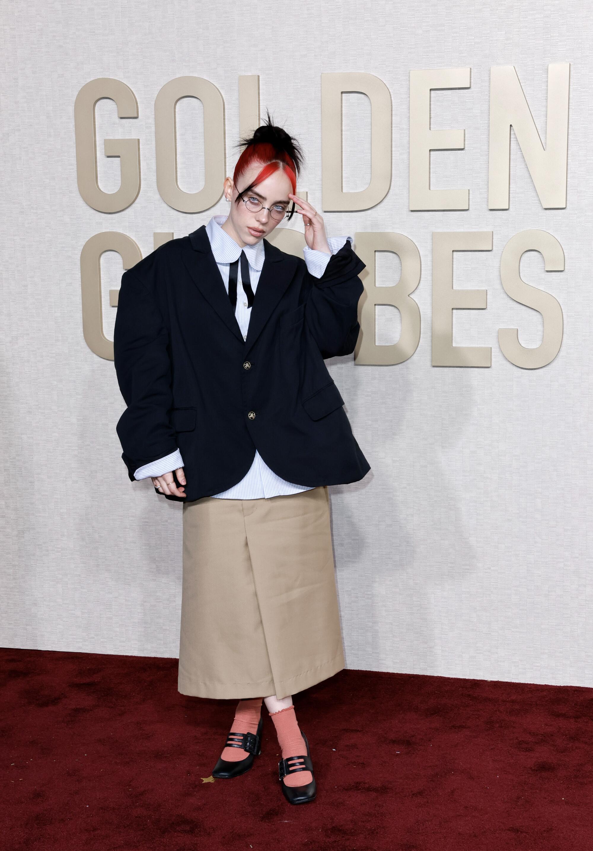 Billie Eilish en la alfombra roja de la 81? edición de los Globos de Oro 