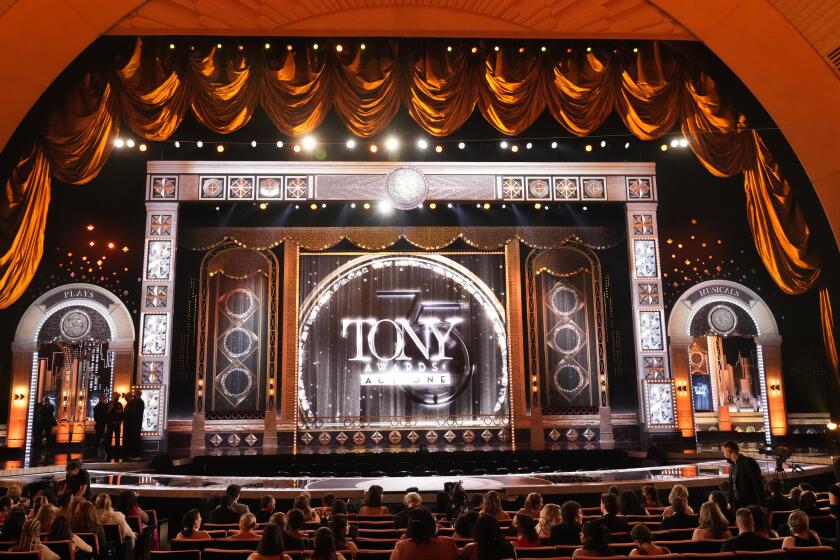 Una vista del escenario al comienzo de la 75a entrega anual de los Premios Tony el 12 de junio de 2022 en el Radio City Music Hall en Nueva York. (Foto Charles Sykes/Invision/AP)