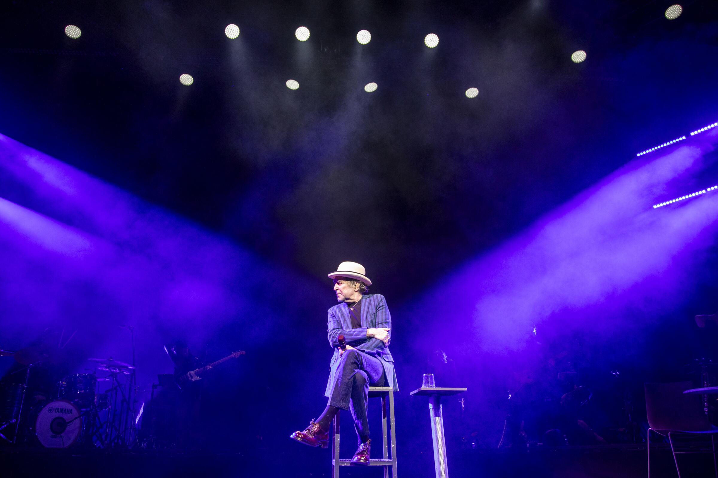 El español Joaquín Sabina presenta su gira “Contra todo pronóstico” en el YouTube Theatre, el 22 de noviembre de 2023.