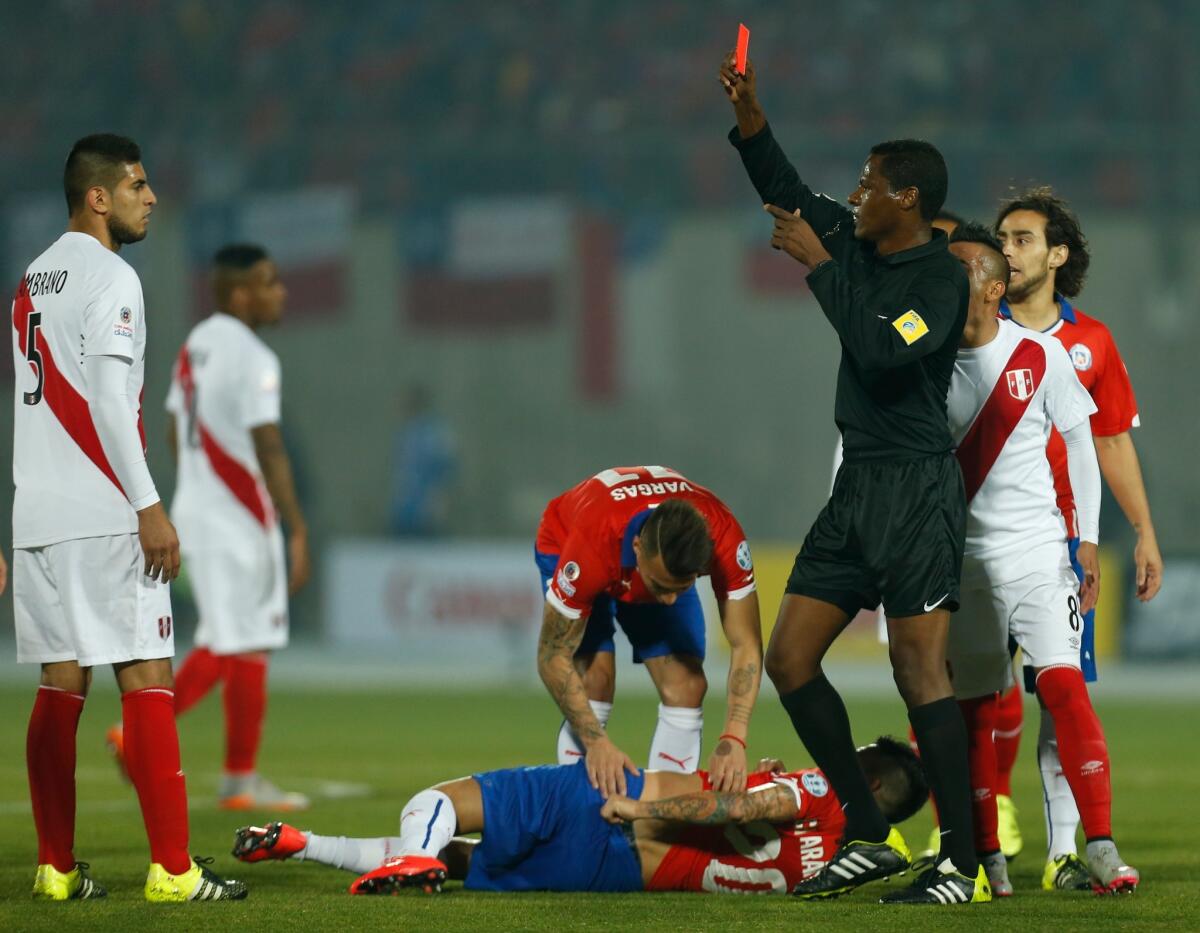 El árbitro venezolano José Argote muestra la tarjeta roja a Carlos Zambrano, de Perú, durante la semifinal de la Copa América, contra Chile, el lunes 29 de junio de 2015.