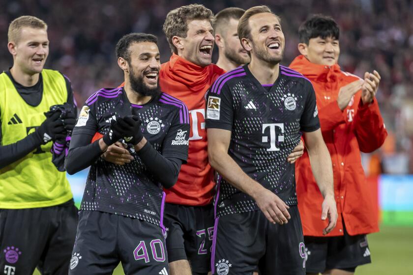 Noussair Mazraoui, Thomas Müller y Harry Kane del Bayern Munich celebran frente a su afición tras la victoria ante el Unión de Berlín en la Bundesliga el 20 de abril del 2024. (Andreas Gora/dpa via AP)