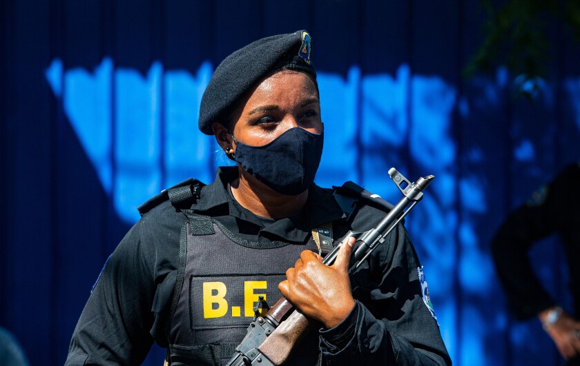 یکی از نیروهای پلیس ویژه از صندوق رای در ماناگوا محافظت می کند.