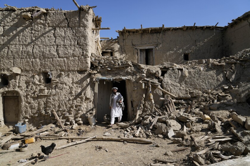 Un hombre sale de su casa dañada por un sismo en la localidad de Gayan, en la provincia de Paktika, 