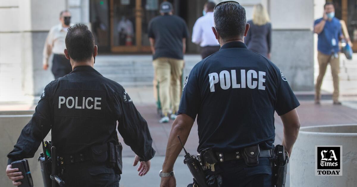 洛杉矶时报今日报道：洛杉矶警察局被问及与涉嫌偷窃和关闭身体摄像头的部门有关的警告信号是否被忽视