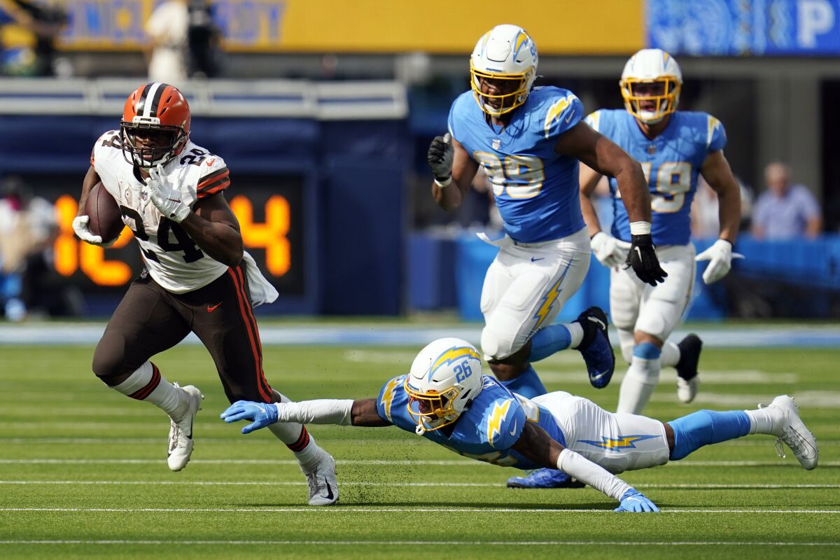 Browns running back Nick Chubb runs for a touchdown past the tackle attempt by  Chargers cornerback Asante Samuel Jr. (26).