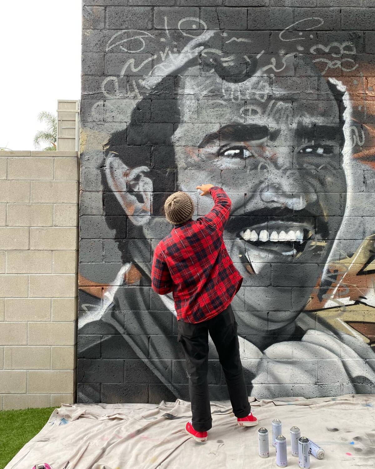 Paul Jiménez pinta mural en homenaje a Vicente Fernández en Sherman Heights