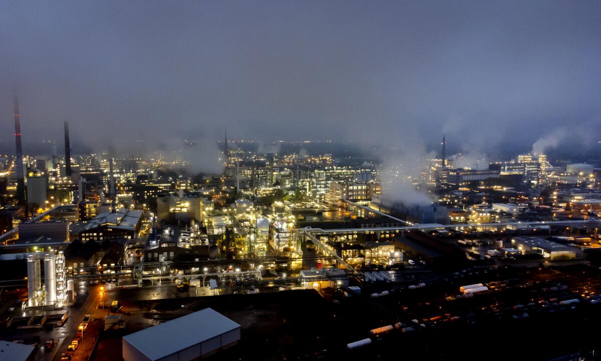 Vapor se alza de la planta química de Hoechst, Frankfurt, el 9 de noviembre del 2022. 