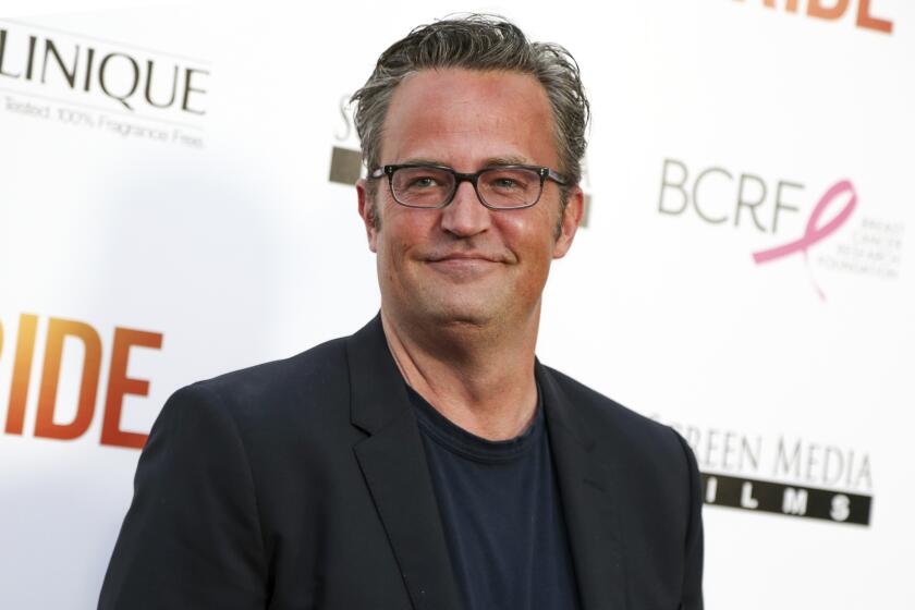 ARCHIVO - Matthew Perry asiste al estreno de "Ride" en Los Ángeles el 28 de abril de 2015. (Foto Rich Fury/Invision/AP, archivo)