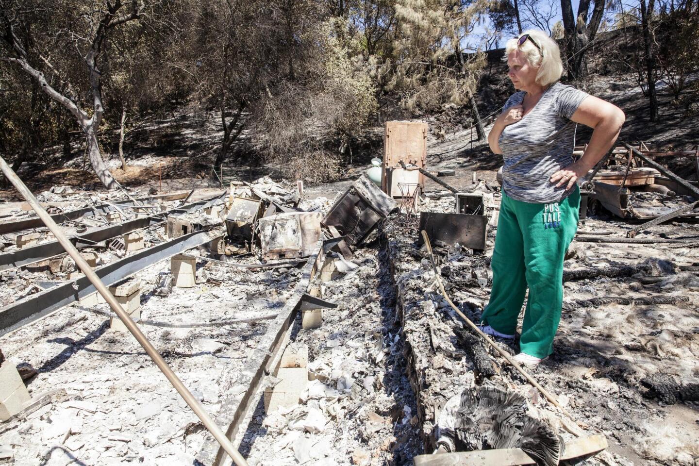 Cynthia Morrison mira su propiedad después de perder su hogar a causa del fuego en Oroville, California.