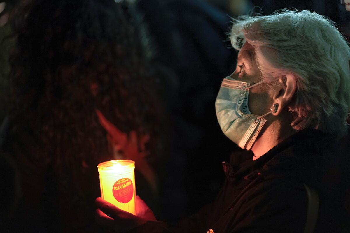 Mujer en CDMX participa en protesta nacional contra homicidios a periodistas