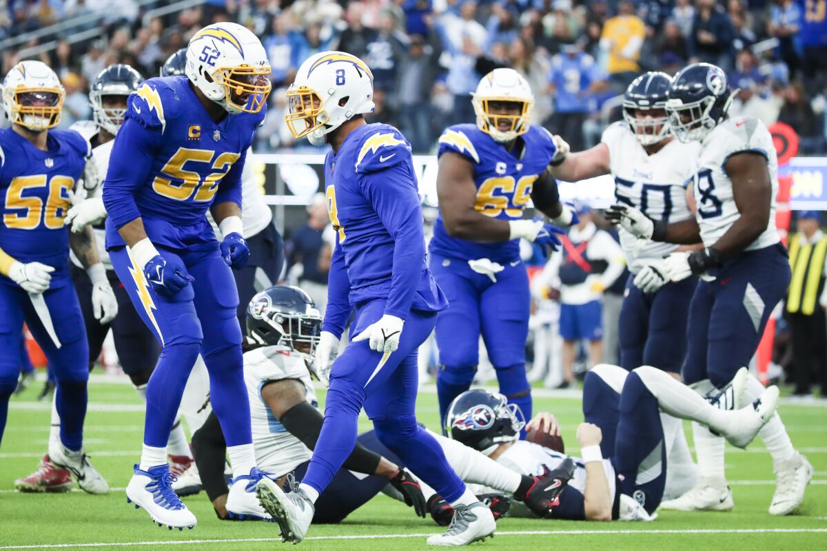 Kyle Van Noy (8), Chargers takım arkadaşı Khalil Mack (52) ile Titans oyun kurucusu Ryan Tannehill'i görevden almasını kutluyor.