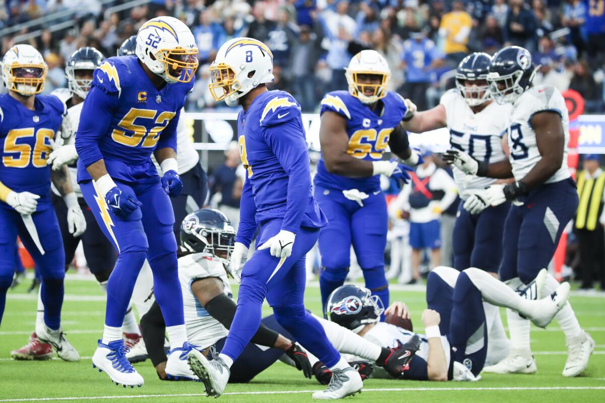 Kyle Van Noy (8 ans) célèbre son limogeage du quart-arrière des Titans Ryan Tannehill avec son coéquipier des Chargers Khalil Mack (52 ans).