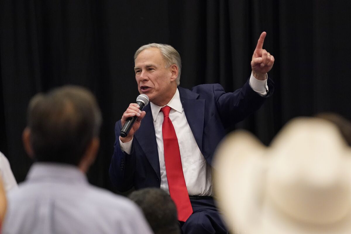 El gobernador de Texas Greg Abbott se dirige a sus simpatizantes antes de su debate 