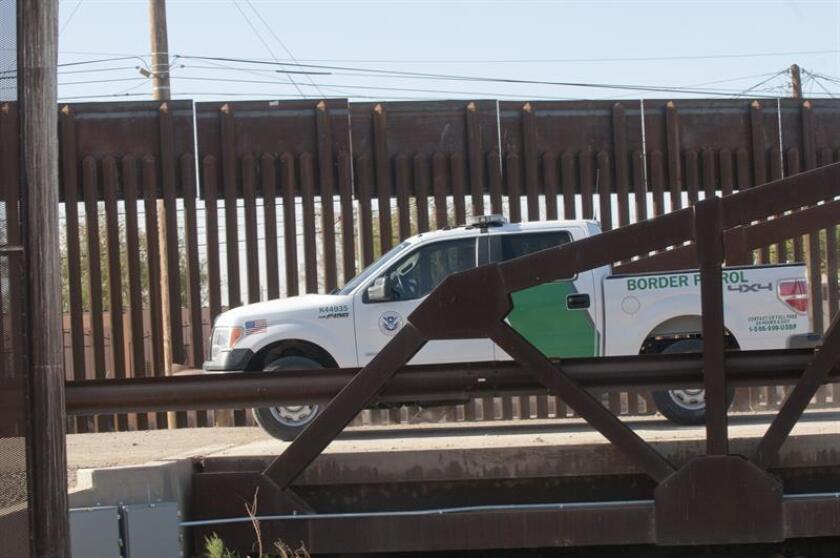 Tres inmigrantes indocumentados resultaron heridos de gravedad en una accidente de tráfico que se produjo durante una persecución de la policía en el área de McAllen (Texas), en la frontera con México, informaron hoy las autoridades. EFE/Archivo
