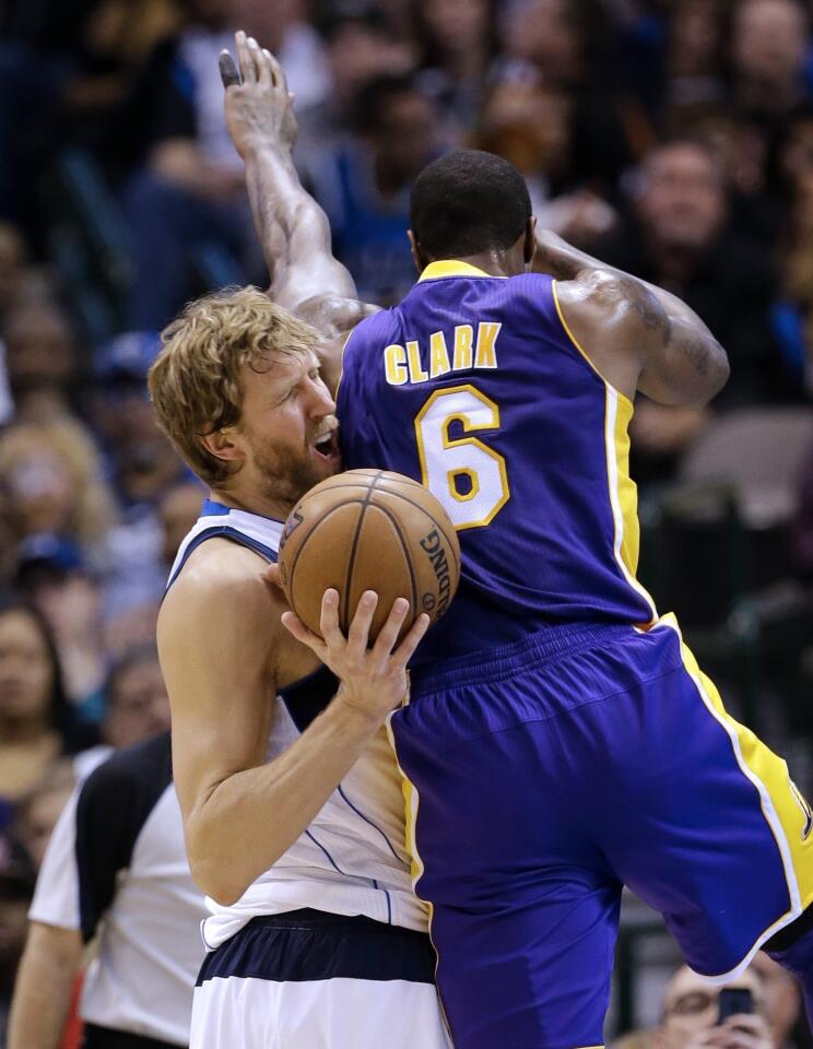 Dirk Nowitzki, Earl Clark