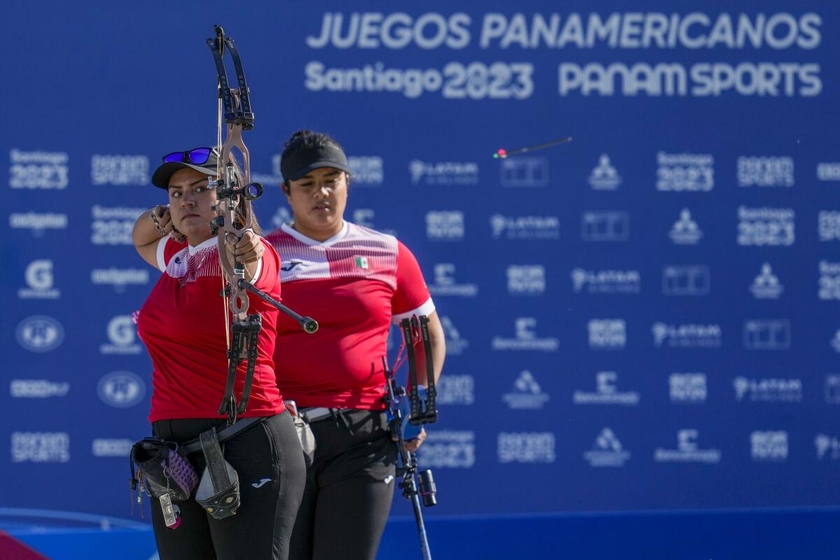 La mexicana Dafne Quintero compite en la prueba de arco compuesto por equipos en contra de El Salvador