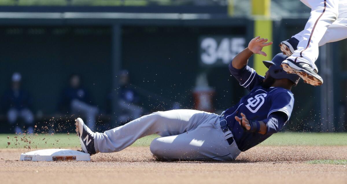 El jugador de los Padres de San Diego, Manuel Margot, roba la segunda base en un partido de preparación ante los Diamondbacks de Arizona jugado en Scottsdale el pasado 2 de marzo.