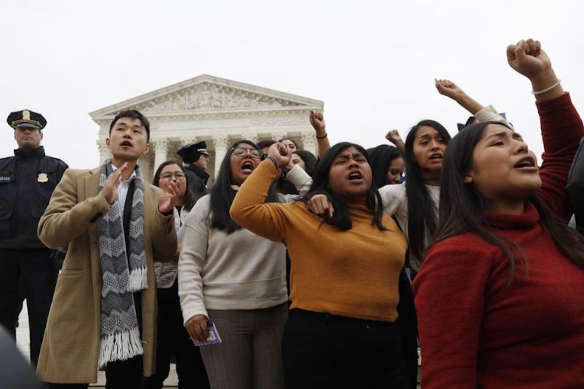 Los beneficiados por el programa de Acción Diferida para los Llegados en la Infancia (DACA) y otras personas salen de la Corte Suprema con sus manos en alto después de que se escucharon los argumentos en el caso de la decisión del presidente Donald Trump de poner fin al programa.