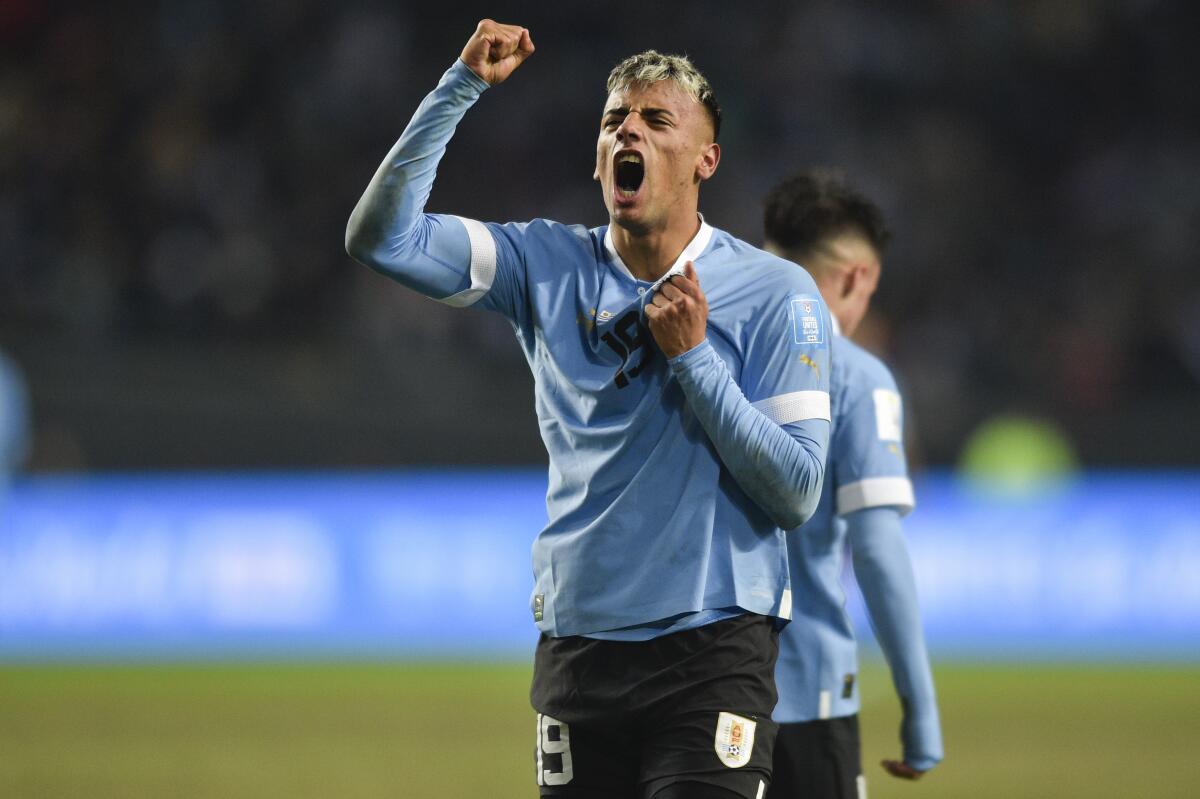 El delantero Luciano Rodríguez de Uruguay celebra tras anotar el gol del triunfo ante Italia.