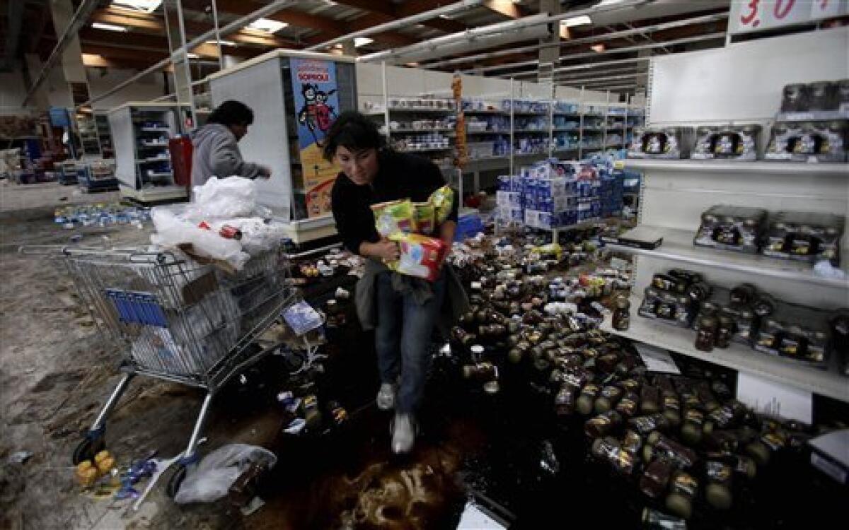 People loot a supermarket in Concepcion, Chile, Sunday, Feb. 28, 2010. A 8.8 magnitude earthquake hit Chile early Saturday. (AP Photo/ Natacha Pisarenko)