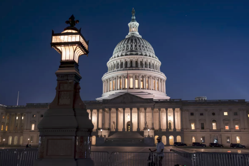 A días de caer en una crisis de impago, el Capitolio se ilumina
