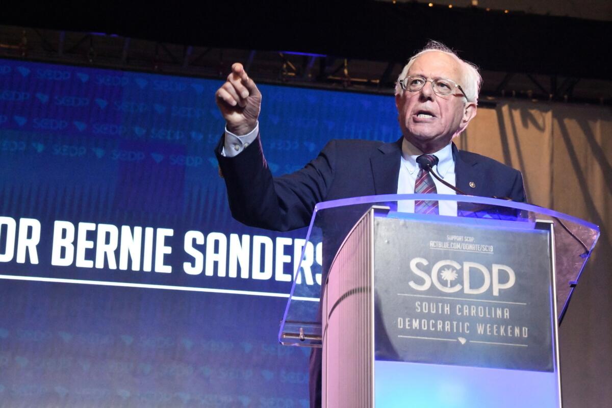 El senador Bernie Sanders pronuncia un discurso ante una multitud durante la Convención Demócrata en Carolina del Sur, el sábado 22 de junio de 2019. (AP Foto/Meg Kinnard)