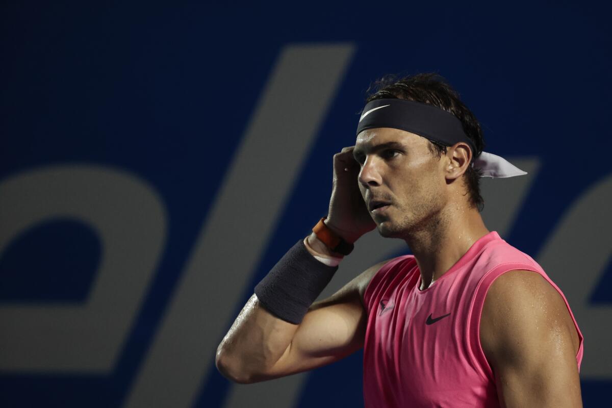 El tenista español Rafael Nadal en la pista durante su final del torneo masculino del Abierto de México contra el estadounidense Taylor Fritz, en Acapulco, México, el sábado 29 de febrero de 2020. (AP Foto/Rebecca Blackwell)